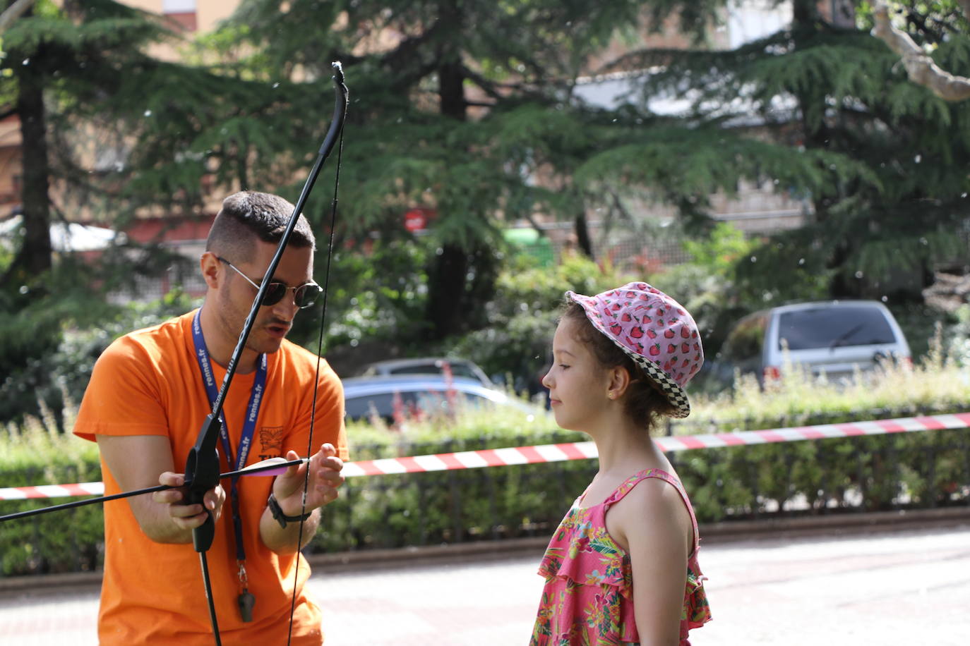 Escolares practicando deporte en la calle con Municipalia. 