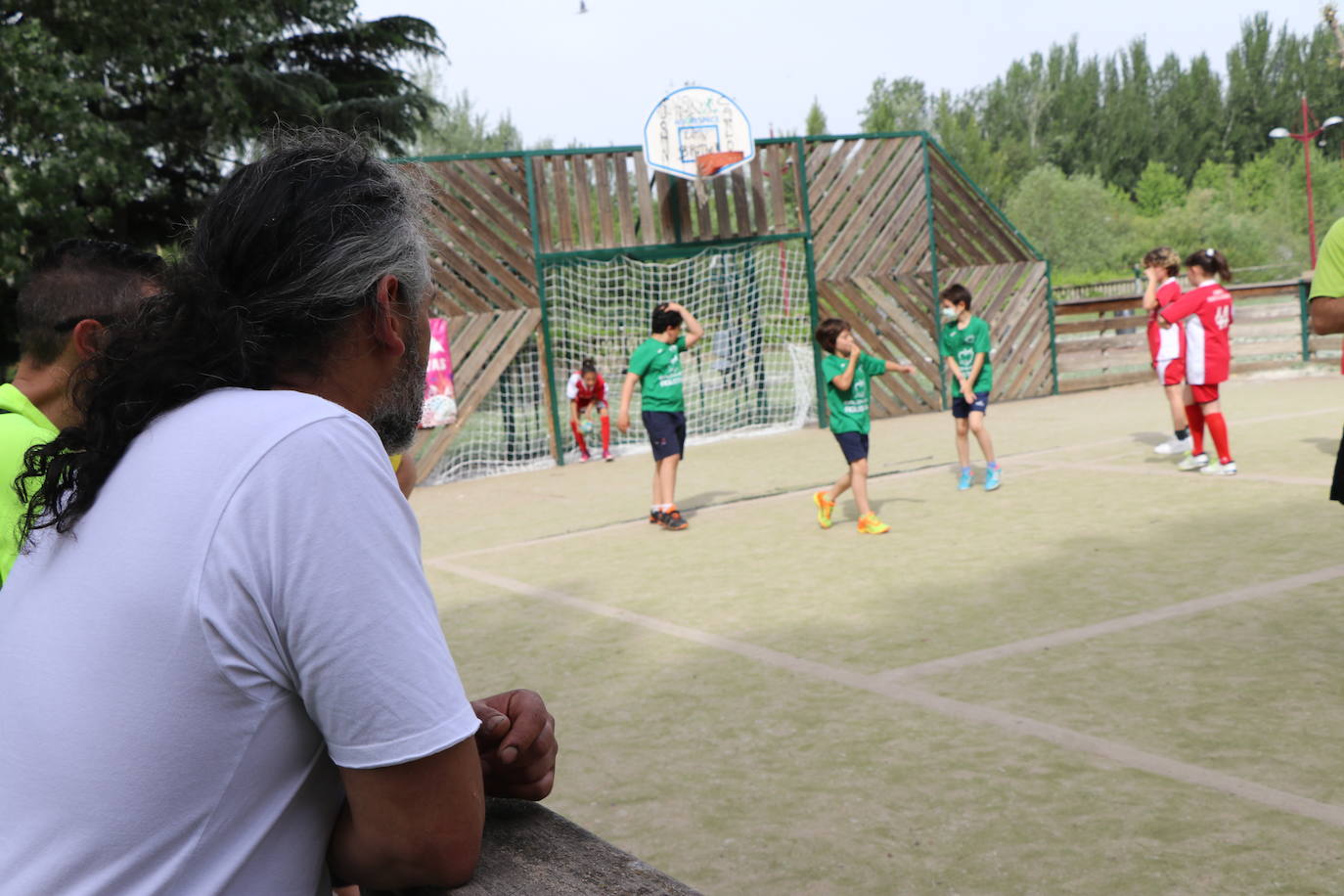 Escolares practicando deporte en la calle con Municipalia. 