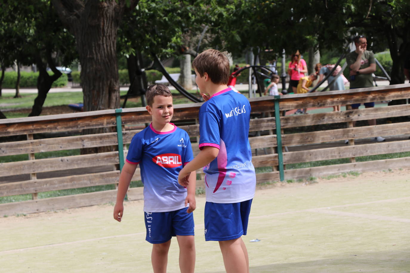 Escolares practicando deporte en la calle con Municipalia. 