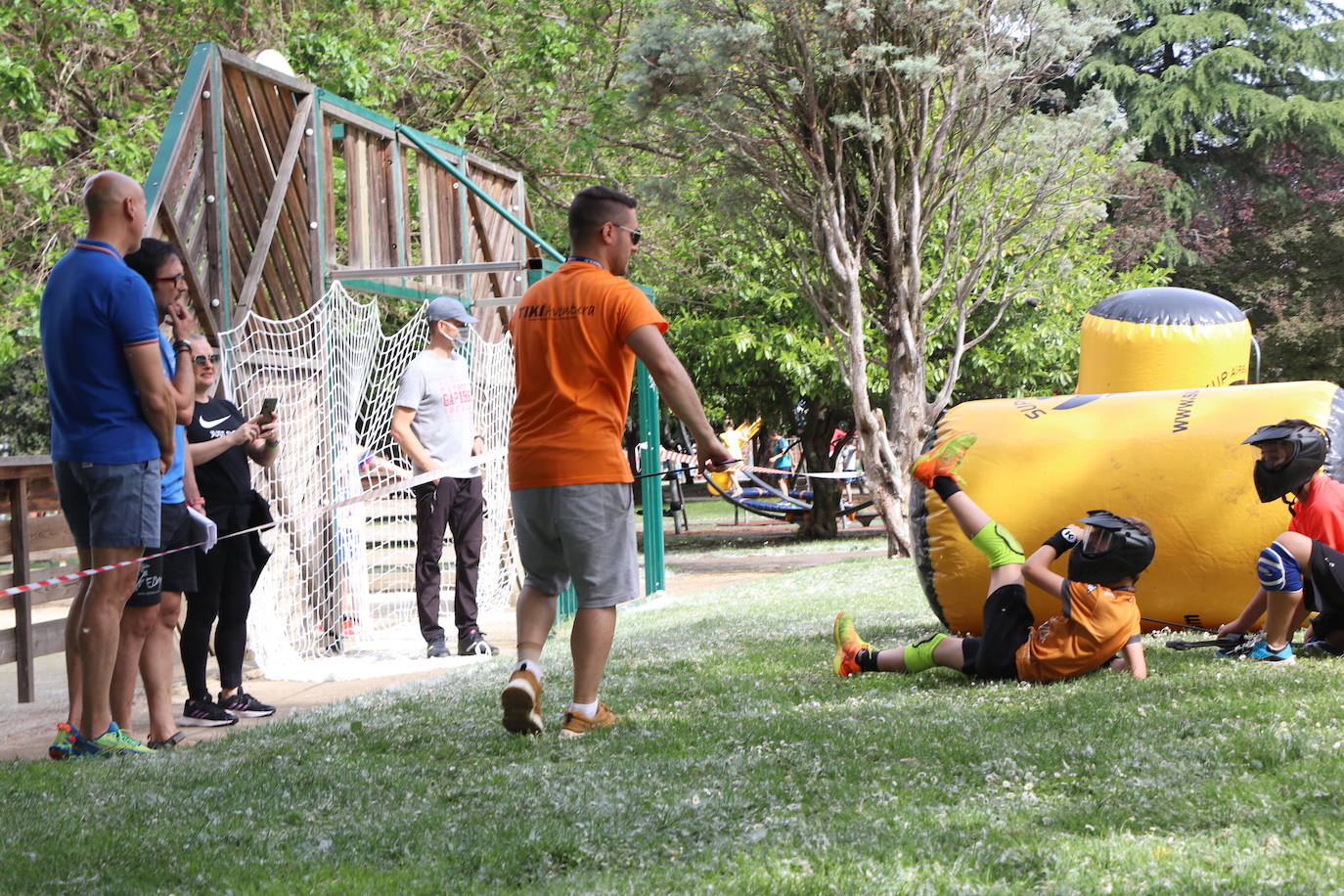 Escolares practicando deporte en la calle con Municipalia. 