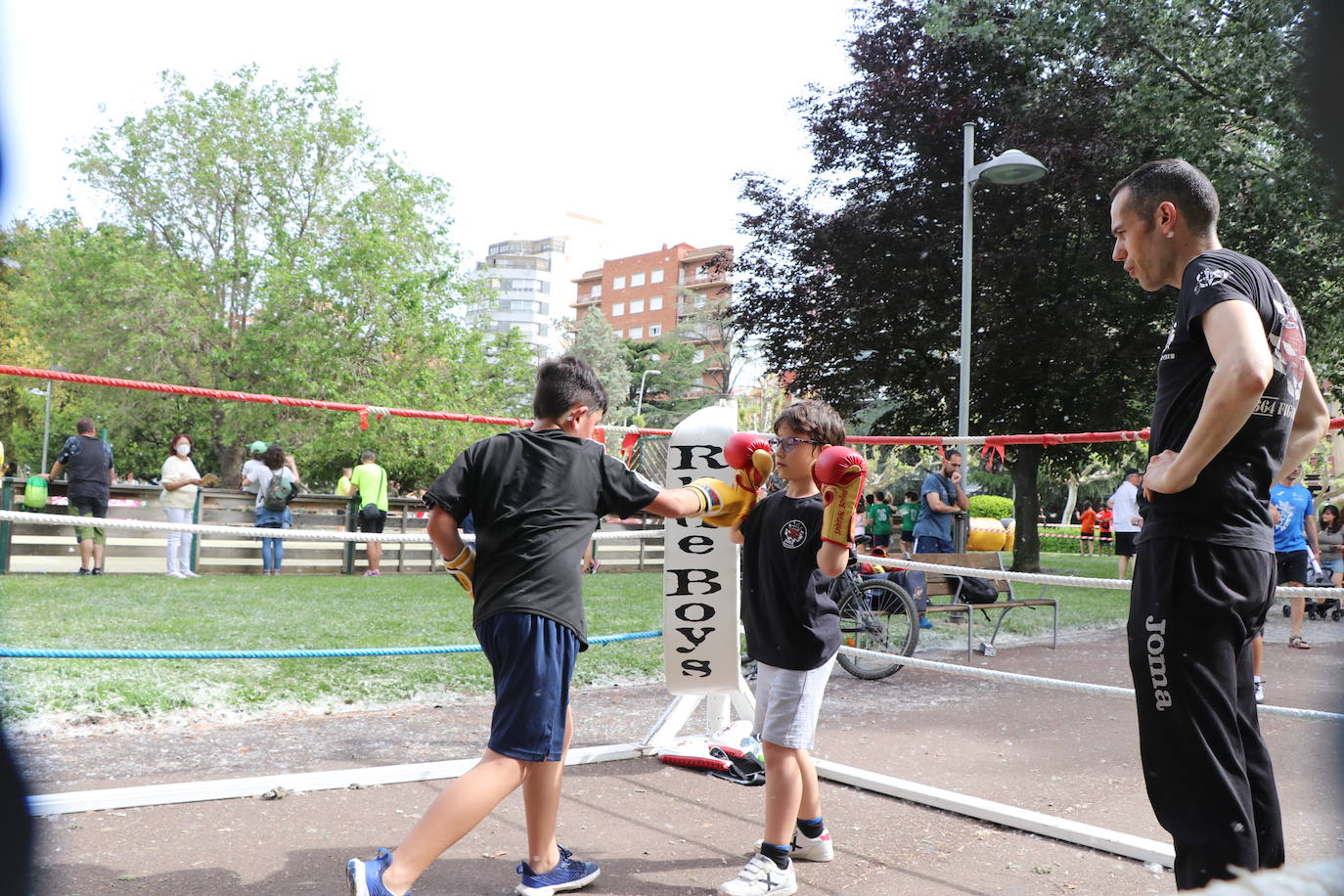 Escolares practicando deporte en la calle con Municipalia. 