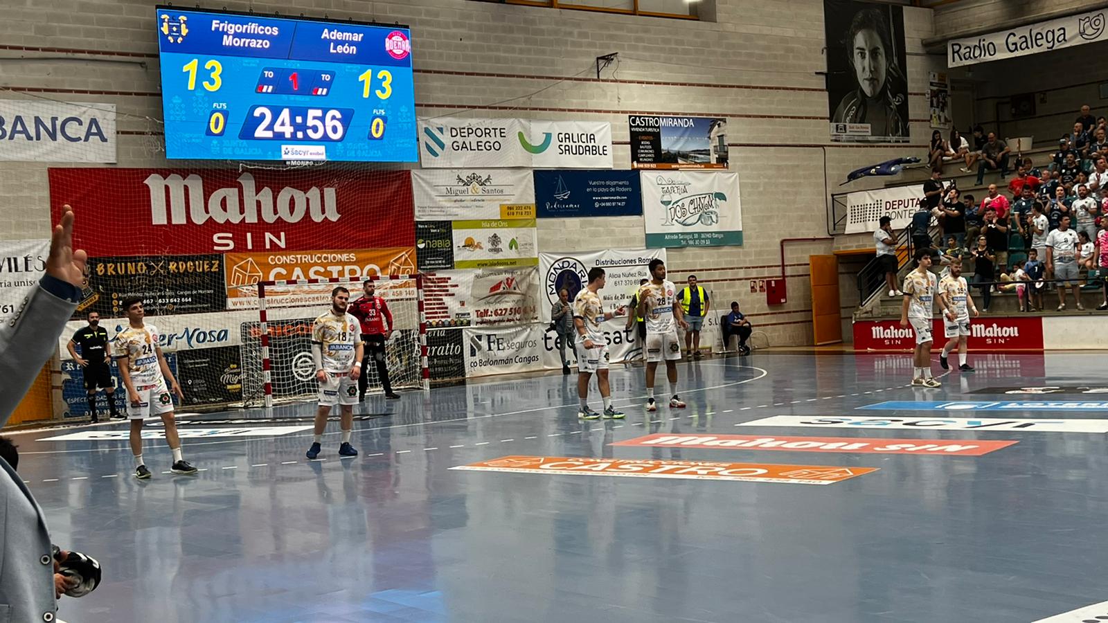 Fotos: Partido entre el Cangas y el Abanca Ademar