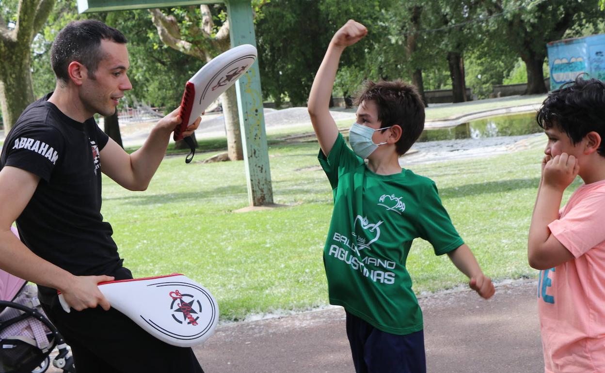Escolares practicando deporte en León en la fiesta de Municipalia.