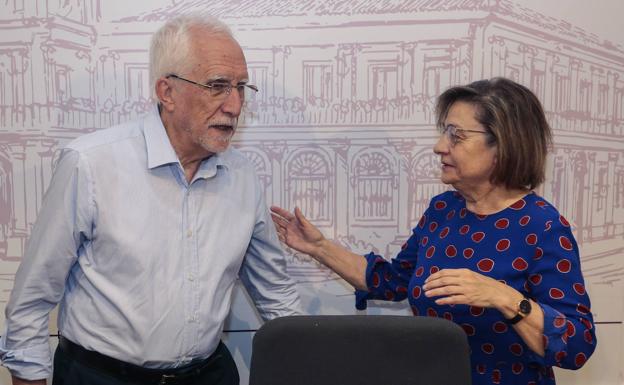 Luis Mateo Díez junto con la concejala de Cultura Evelia Fernández