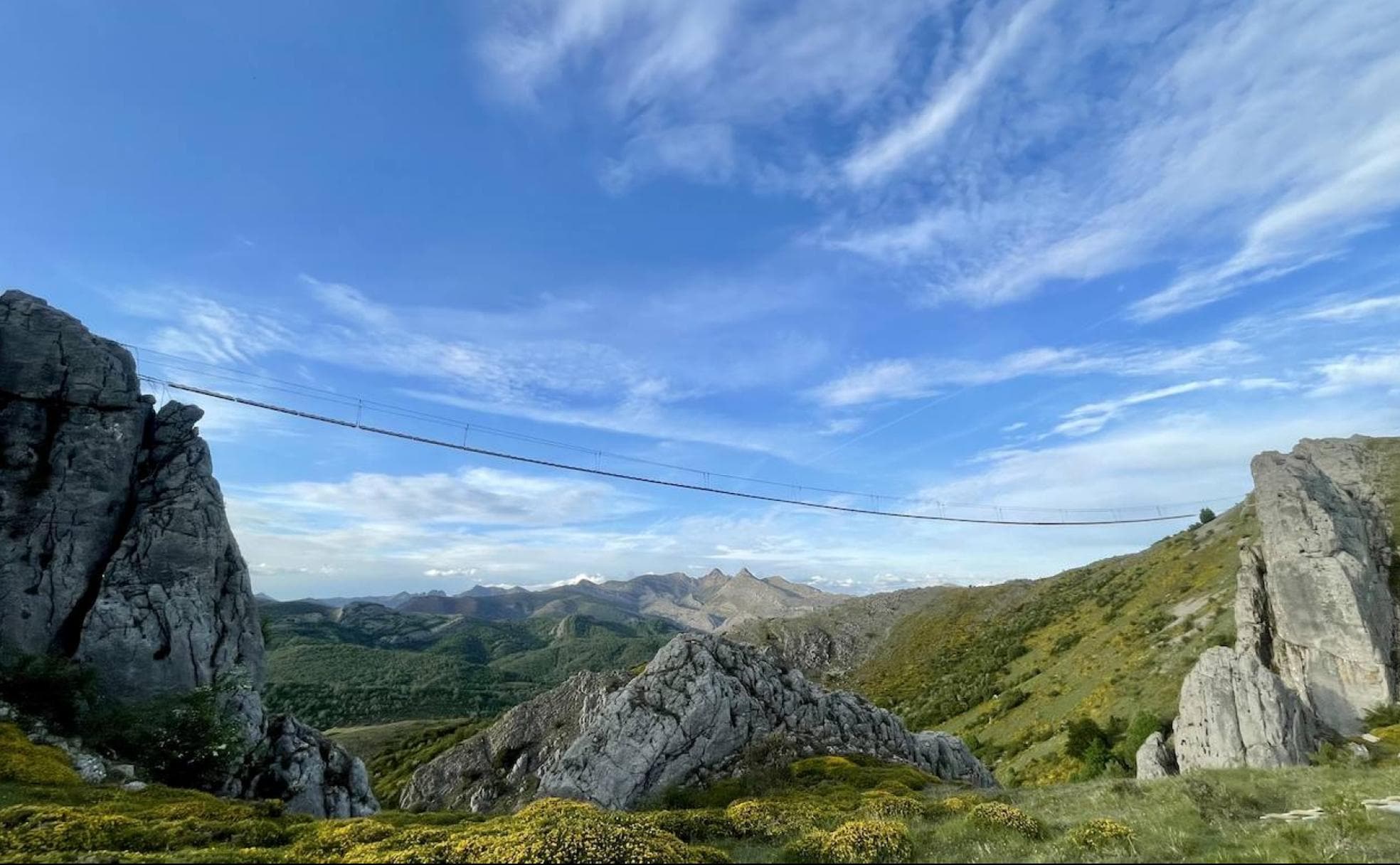 Imagen del impresionante paso que se aprecia en el puente tibetano de Sabero, el más largo de España. 