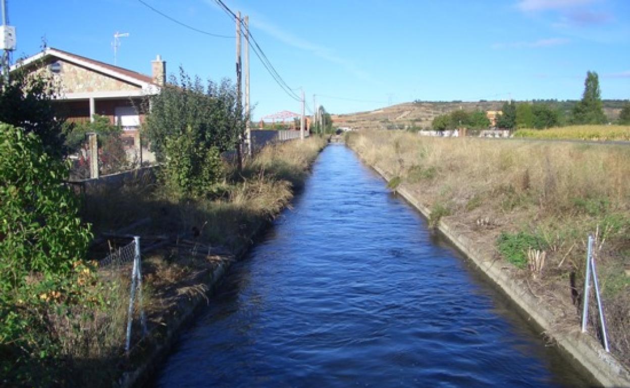 Una zona del actual Canal Alto de Villares, a su paso por la provincia de León.