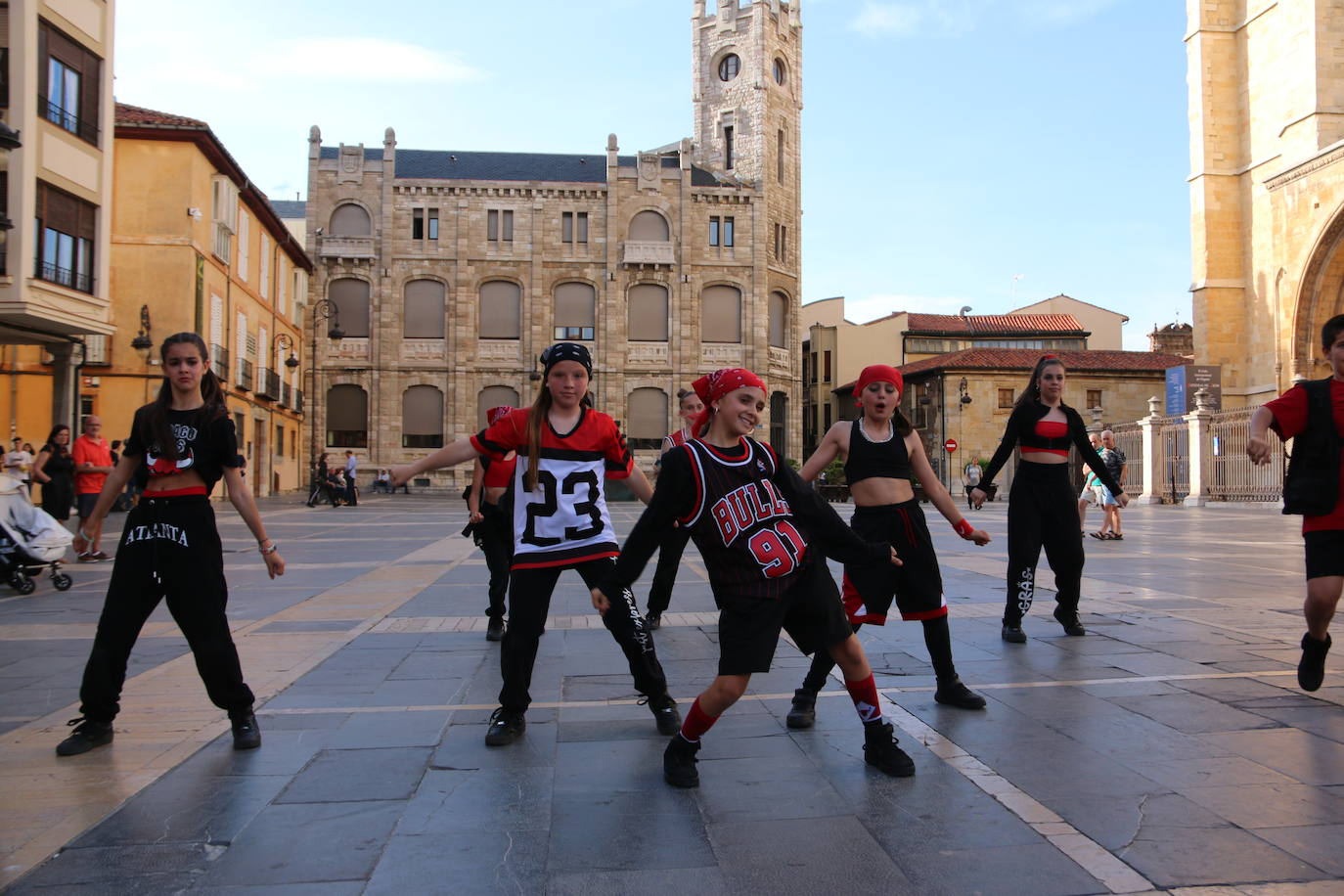 Las 'minis' y las boomis de Cras Dance bailan para leonoticias en la plaza de Regla.