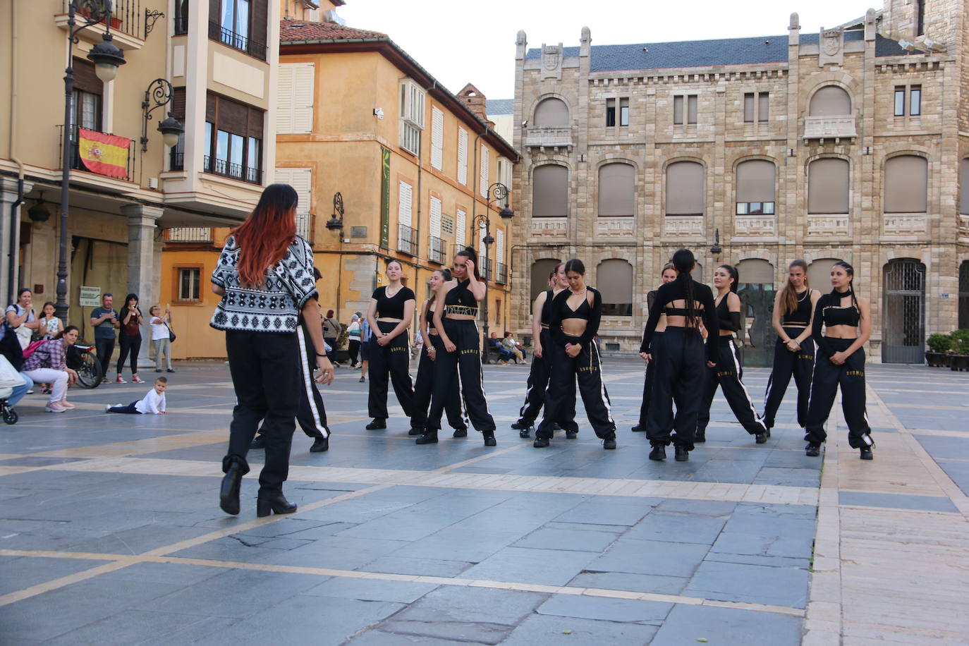 Las 'minis' y las boomis de Cras Dance bailan para leonoticias en la plaza de Regla.