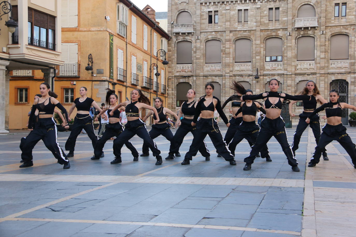 Las 'minis' y las boomis de Cras Dance bailan para leonoticias en la plaza de Regla.