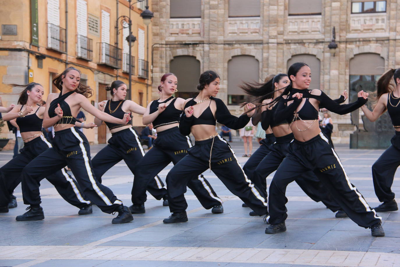 Las 'minis' y las boomis de Cras Dance bailan para leonoticias en la plaza de Regla.