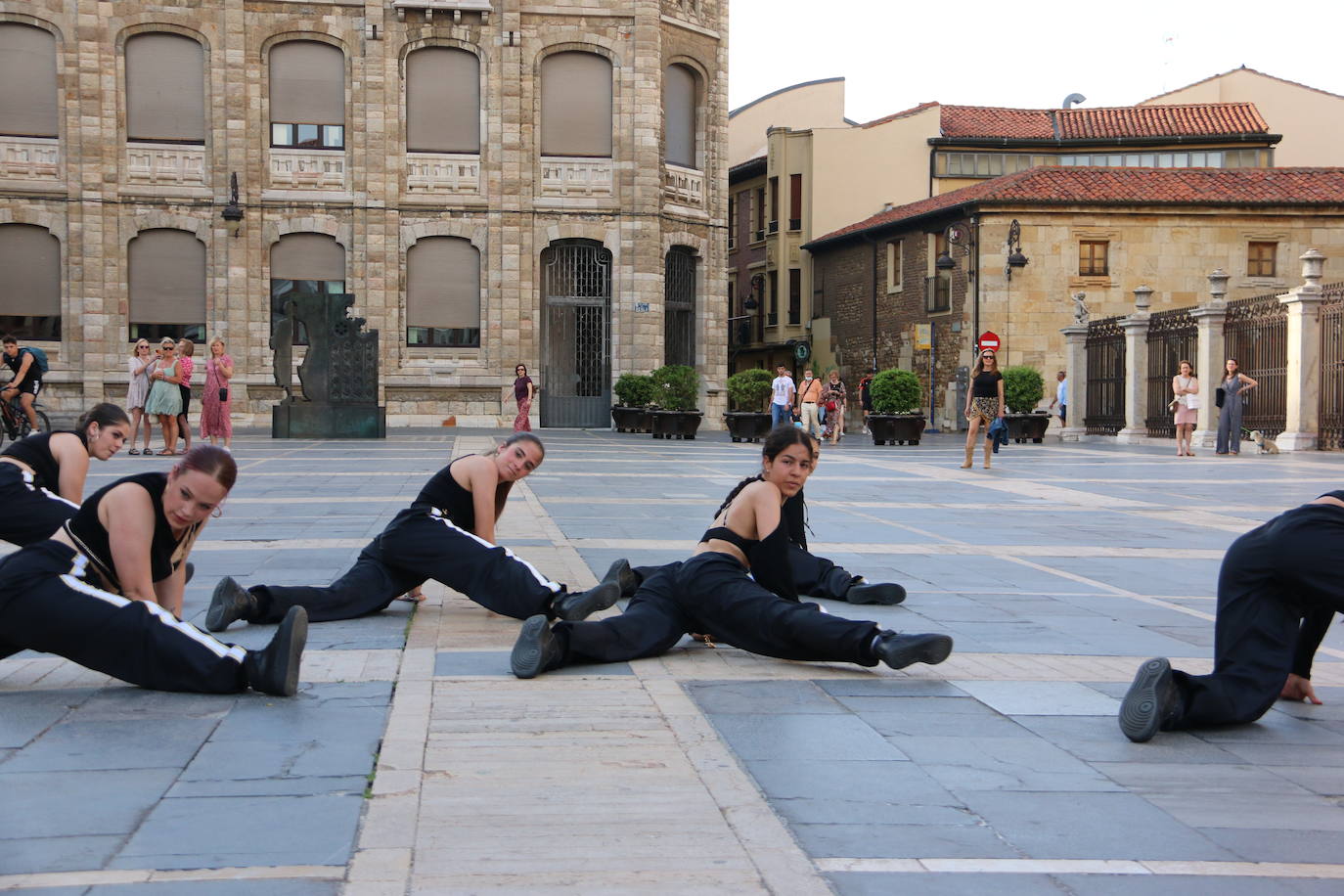 Las 'minis' y las boomis de Cras Dance bailan para leonoticias en la plaza de Regla.