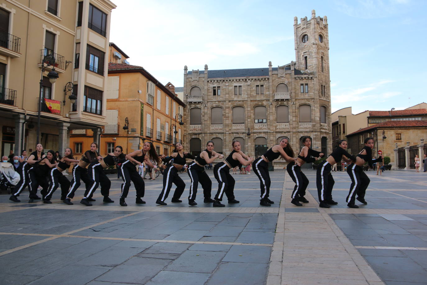 Las 'minis' y las boomis de Cras Dance bailan para leonoticias en la plaza de Regla.