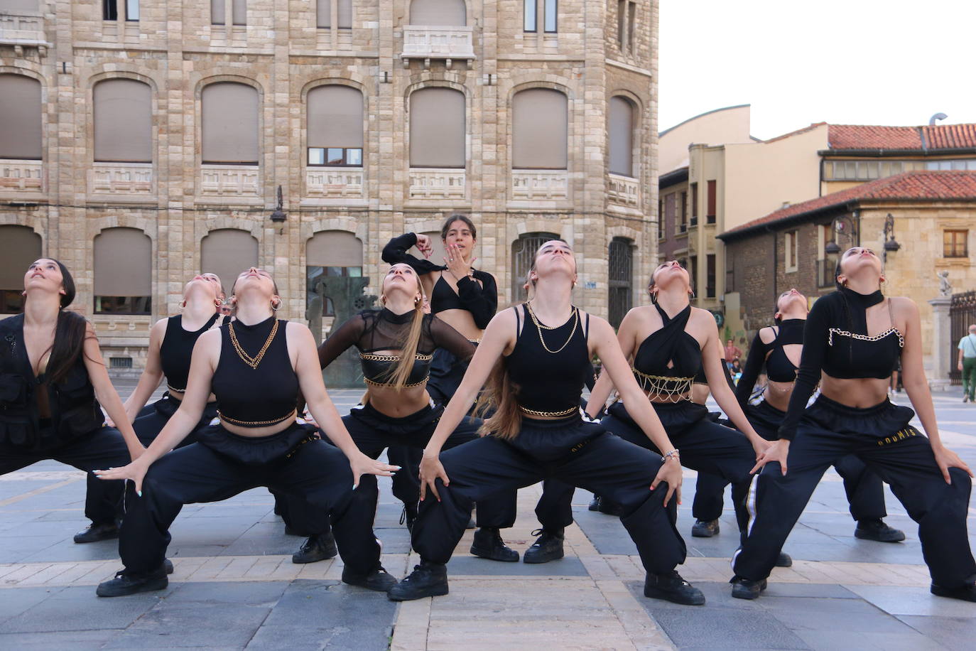 Las 'minis' y las boomis de Cras Dance bailan para leonoticias en la plaza de Regla.