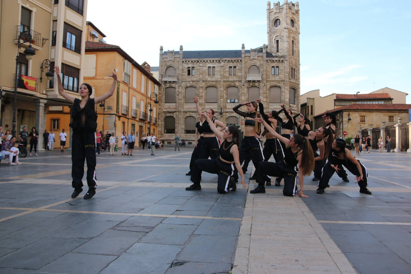 Las 'minis' y las boomis de Cras Dance bailan para leonoticias en la plaza de Regla.