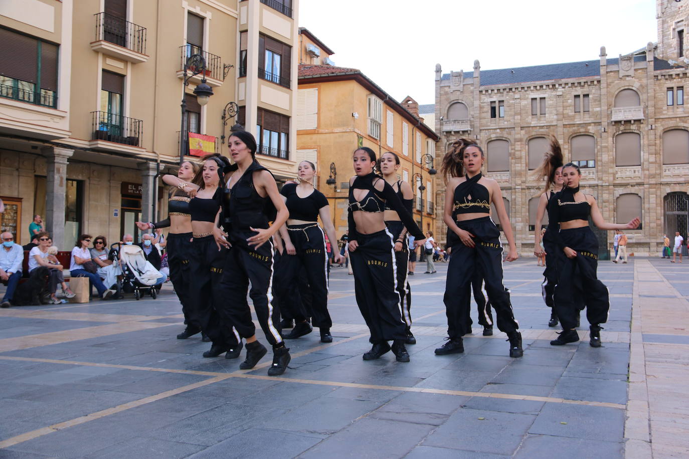 Las 'minis' y las boomis de Cras Dance bailan para leonoticias en la plaza de Regla.