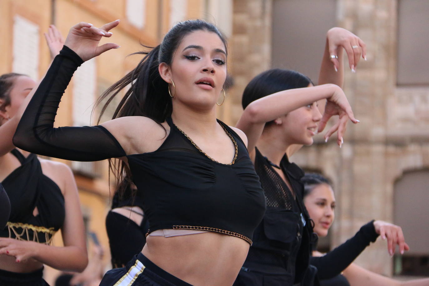 Las 'minis' y las boomis de Cras Dance bailan para leonoticias en la plaza de Regla.