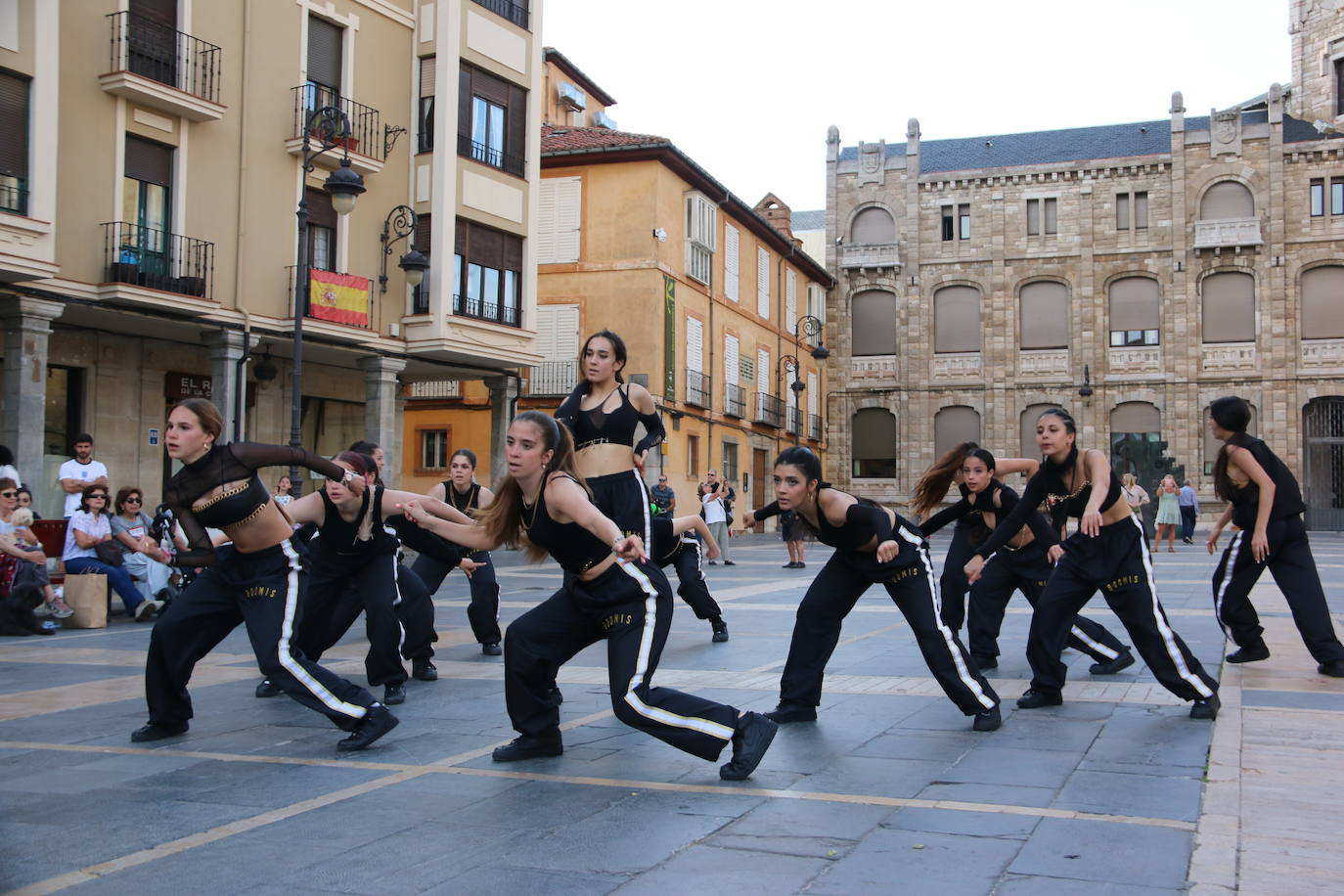 Las 'minis' y las boomis de Cras Dance bailan para leonoticias en la plaza de Regla.