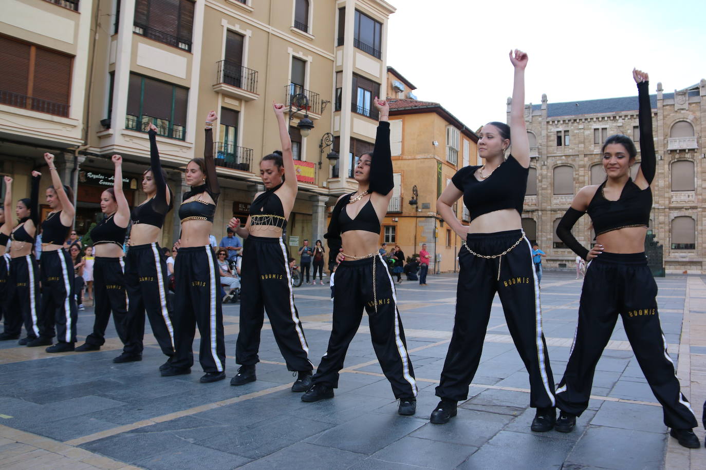 Las 'minis' y las boomis de Cras Dance bailan para leonoticias en la plaza de Regla.