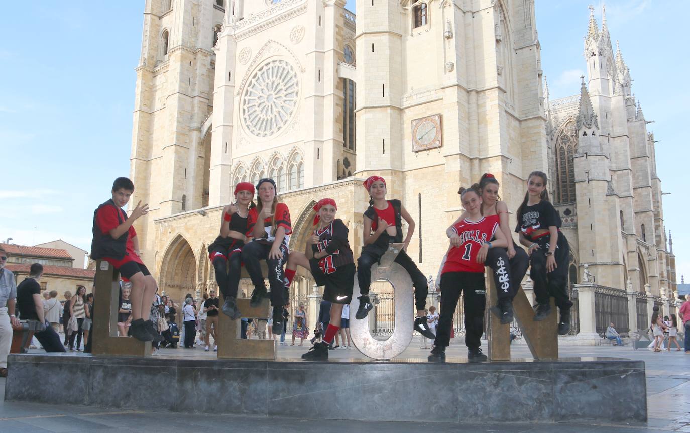 Las 'minis' y las boomis de Cras Dance bailan para leonoticias en la plaza de Regla.