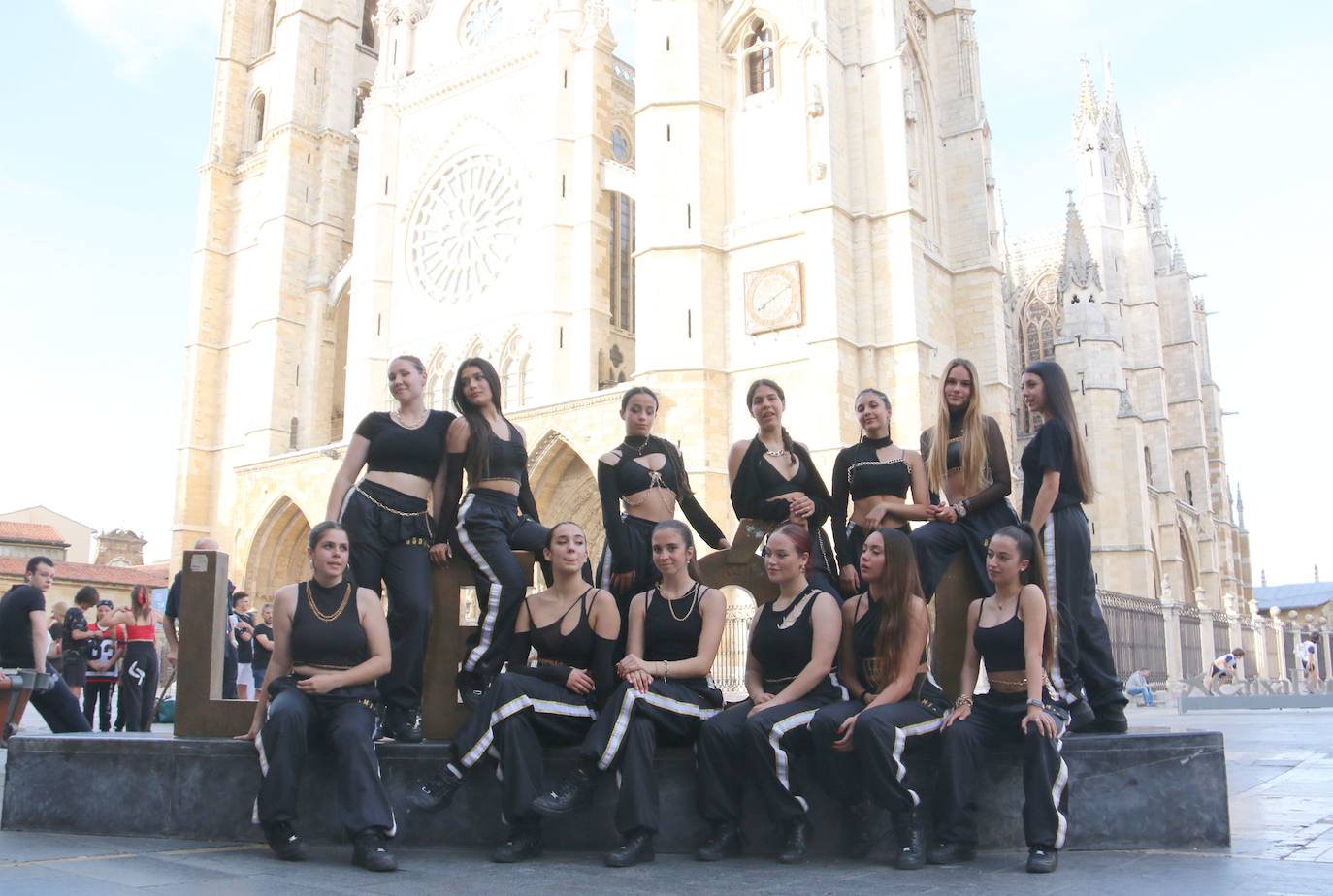 Las 'minis' y las boomis de Cras Dance bailan para leonoticias en la plaza de Regla.