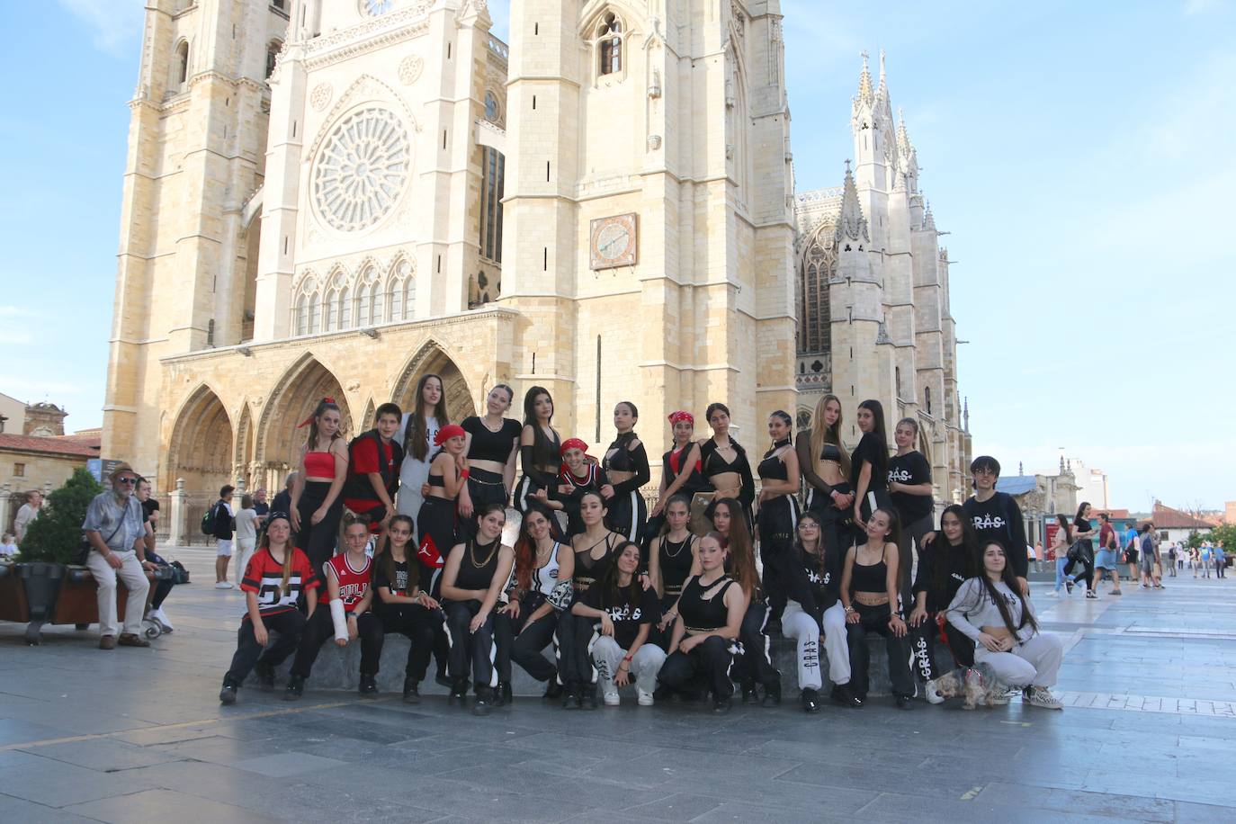 Las 'minis' y las boomis de Cras Dance bailan para leonoticias en la plaza de Regla.