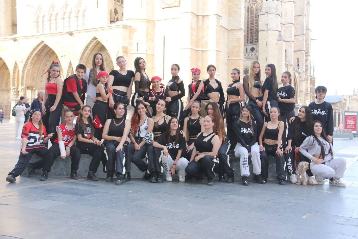 Las 'minis' y las boomis de Cras Dance bailan para leonoticias en la plaza de Regla.