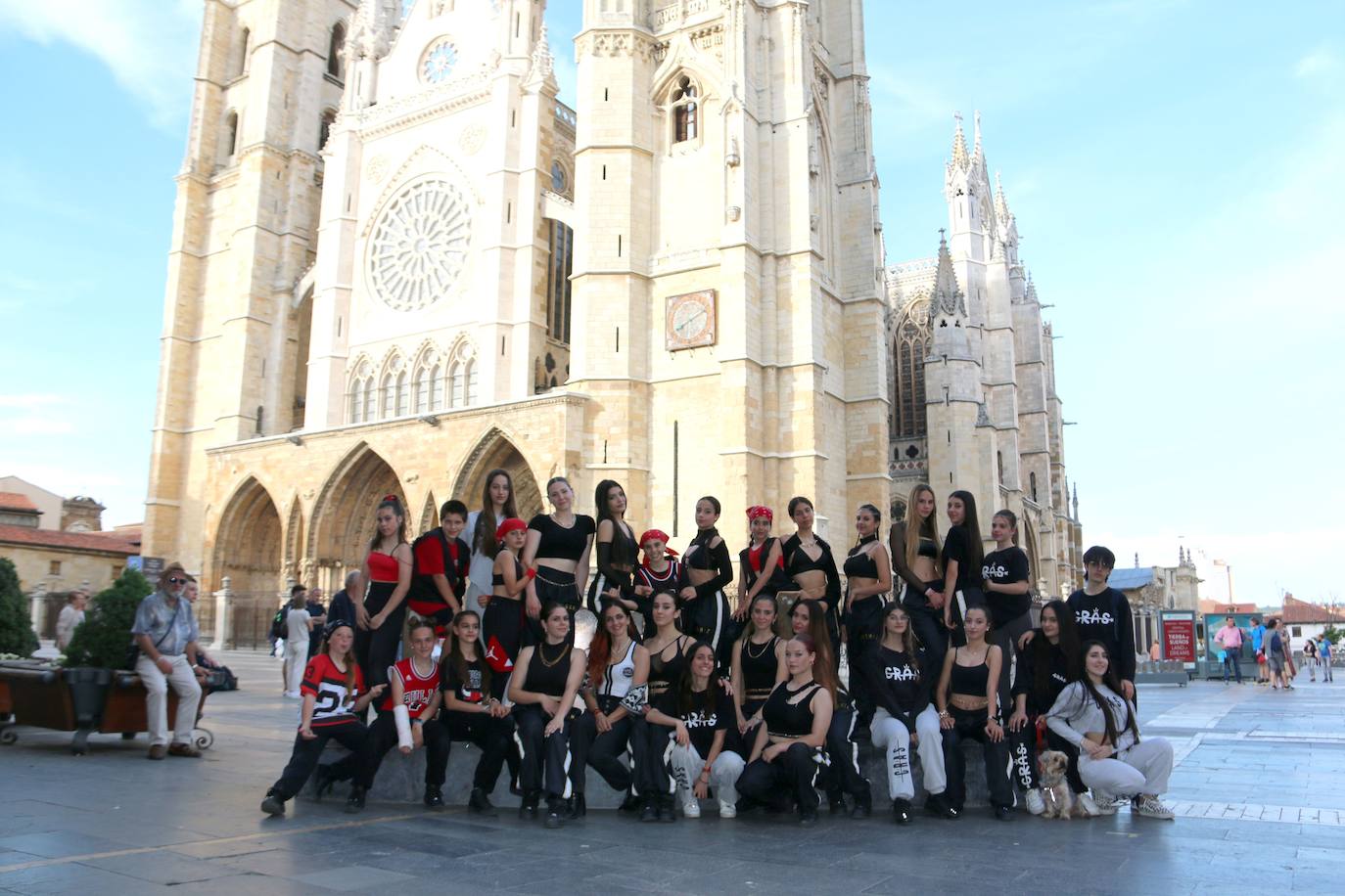 Las 'minis' y las boomis de Cras Dance bailan para leonoticias en la plaza de Regla.