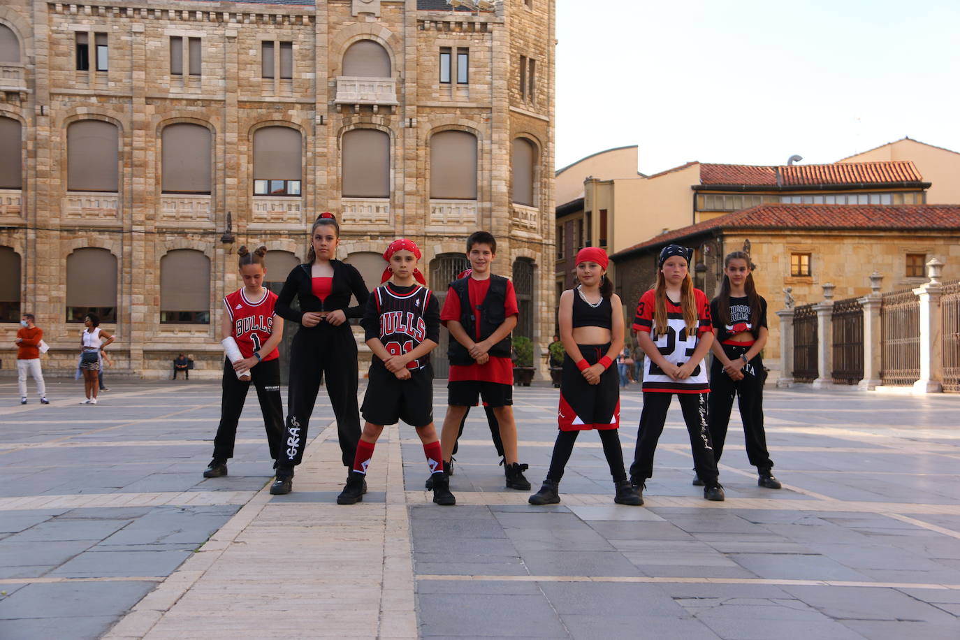 Las 'minis' y las boomis de Cras Dance bailan para leonoticias en la plaza de Regla.