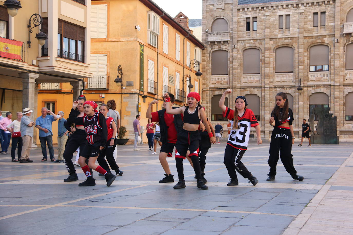 Las 'minis' y las boomis de Cras Dance bailan para leonoticias en la plaza de Regla.