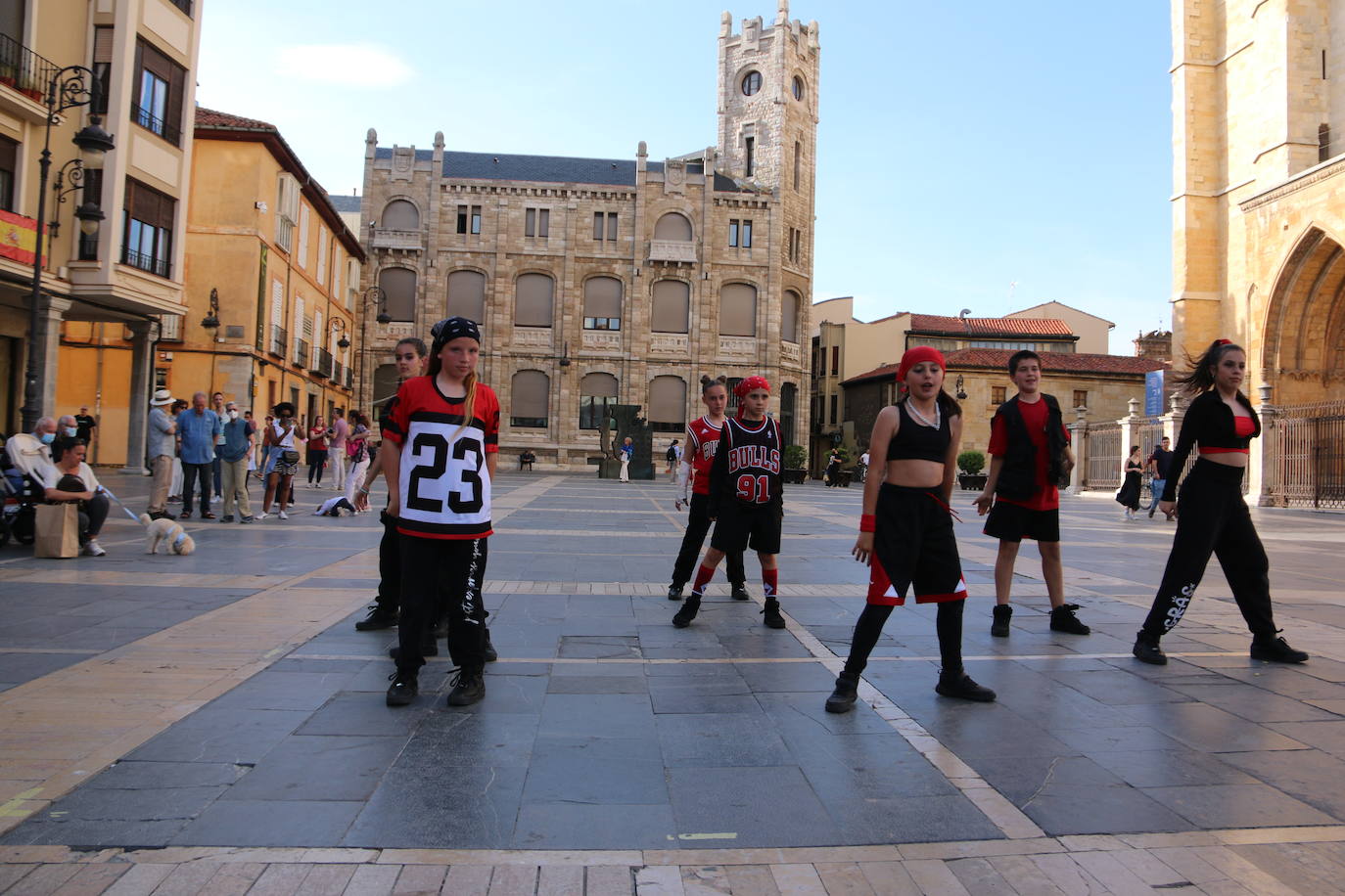 Las 'minis' y las boomis de Cras Dance bailan para leonoticias en la plaza de Regla.