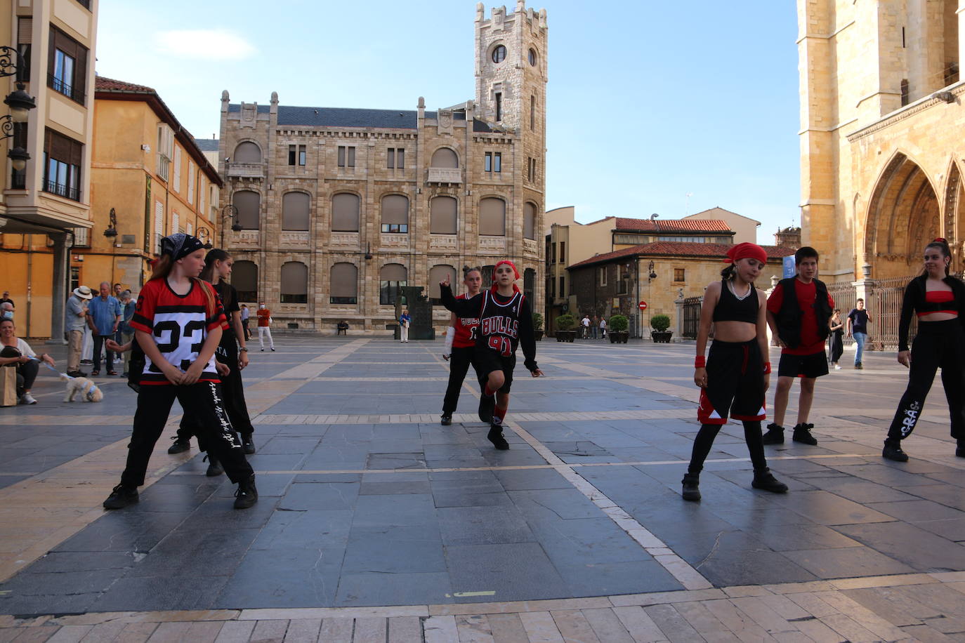 Las 'minis' y las boomis de Cras Dance bailan para leonoticias en la plaza de Regla.