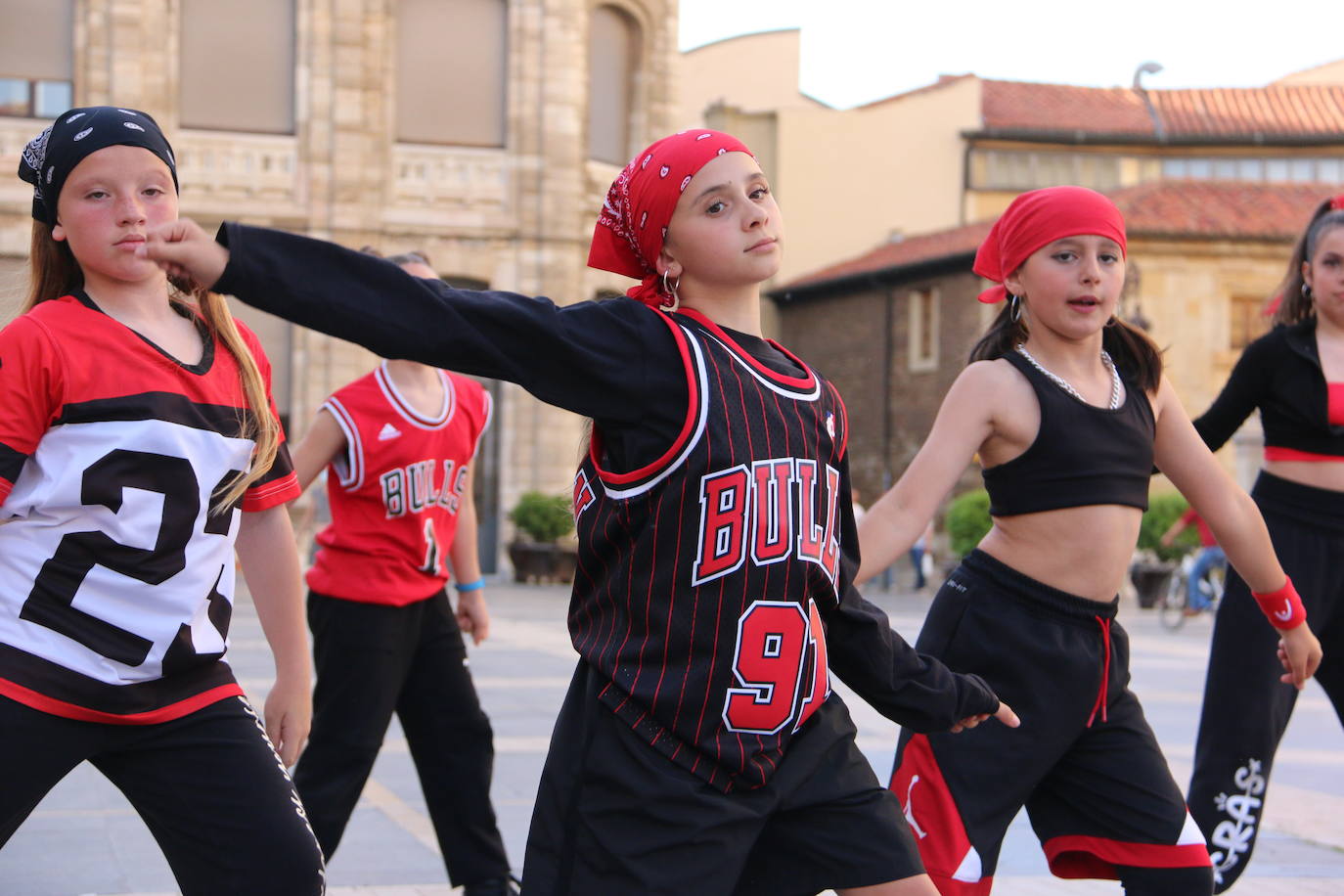 Las 'minis' y las boomis de Cras Dance bailan para leonoticias en la plaza de Regla.