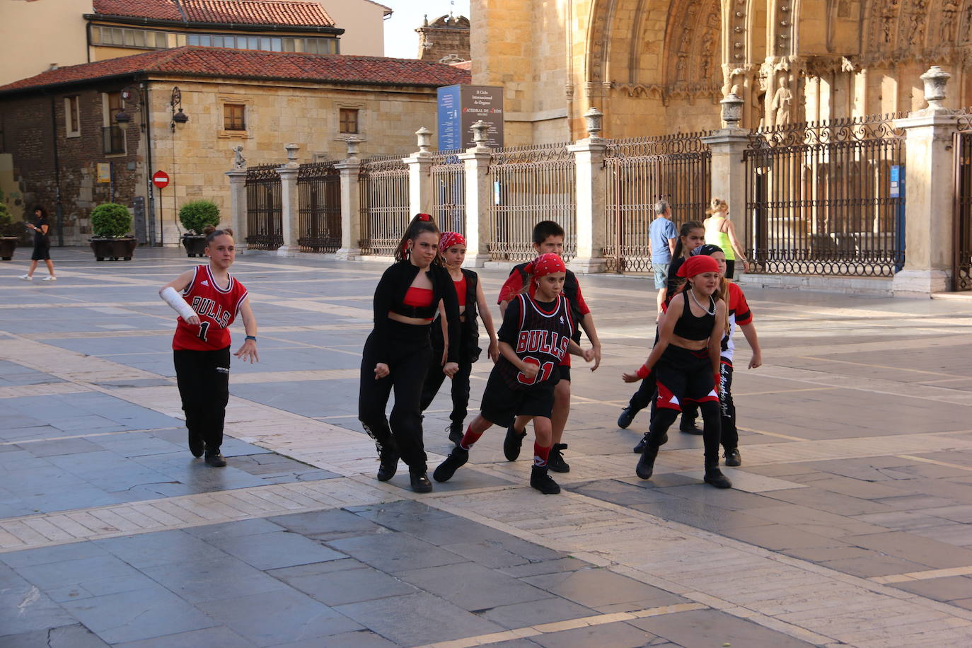 Las 'minis' y las boomis de Cras Dance bailan para leonoticias en la plaza de Regla.