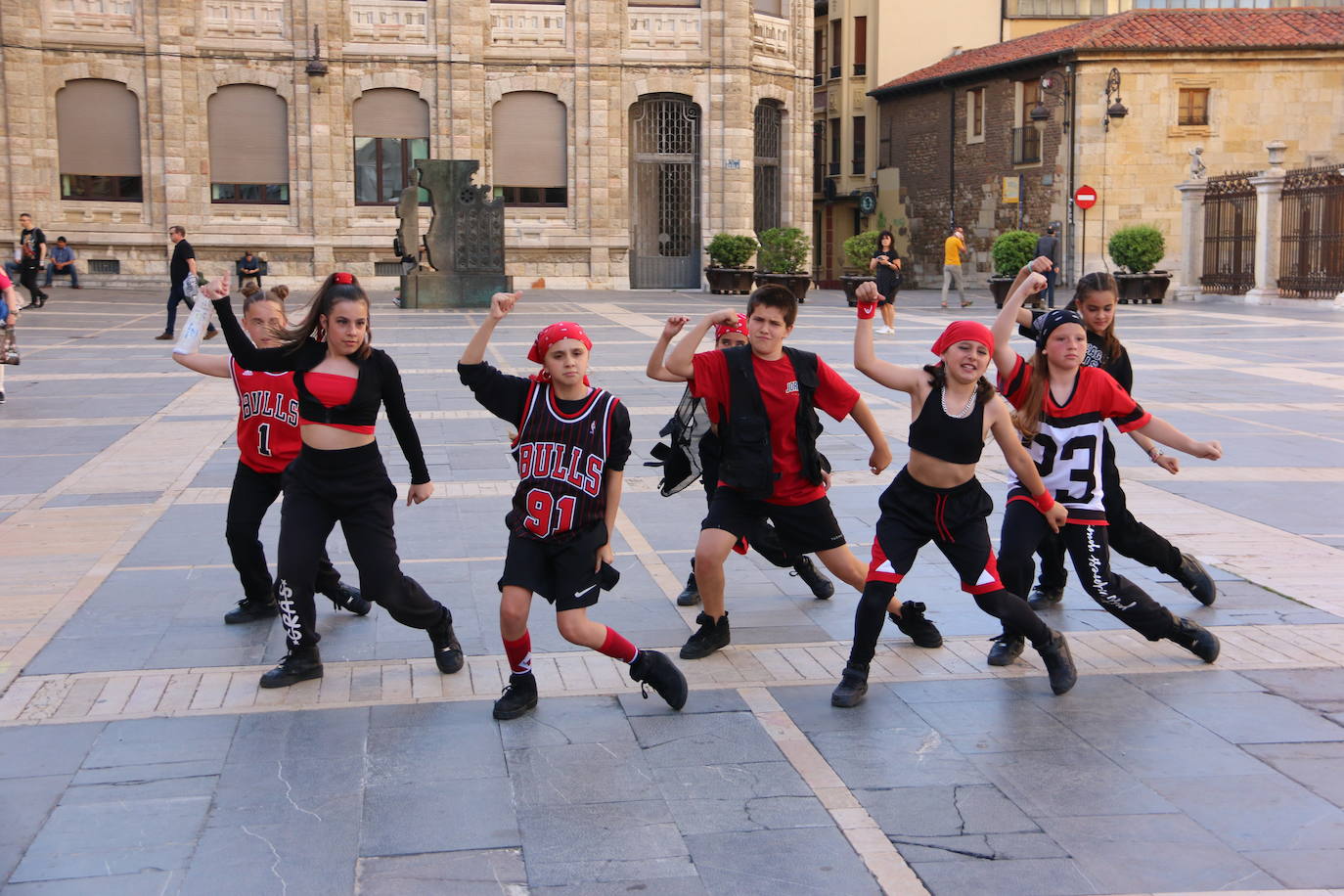 Las 'minis' y las boomis de Cras Dance bailan para leonoticias en la plaza de Regla.