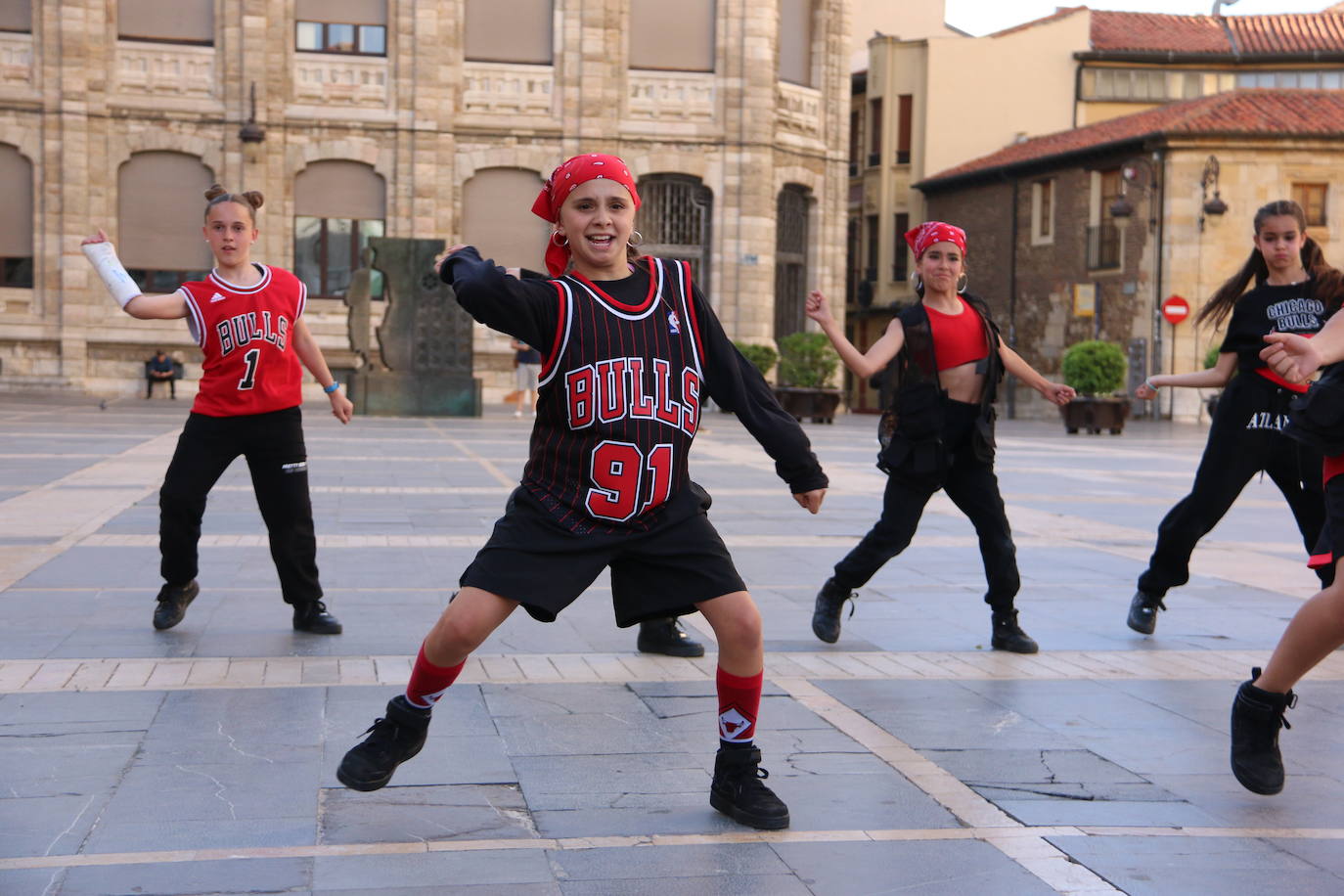 Las 'minis' y las boomis de Cras Dance bailan para leonoticias en la plaza de Regla.