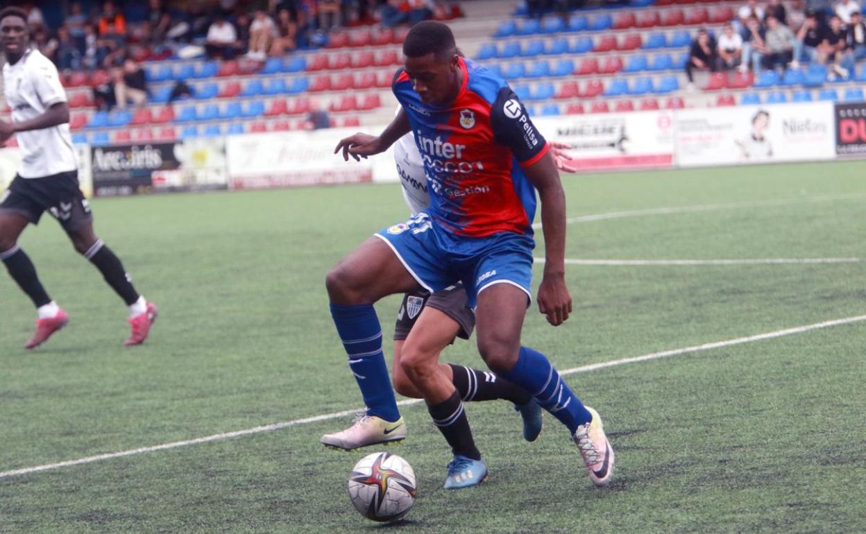 Dorian, en un partido de esta temporada con el UP Langreo.