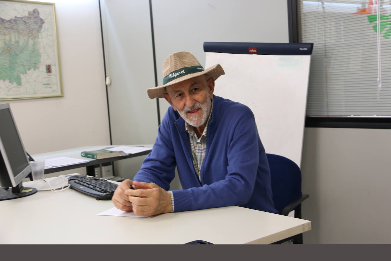 Matías Llorente, este lunes, durante su reunión con representantes de Ugal. La representación del sindicato agrario ha respaldado al vicepresidente de la Diputación Provincial en todos sus término.