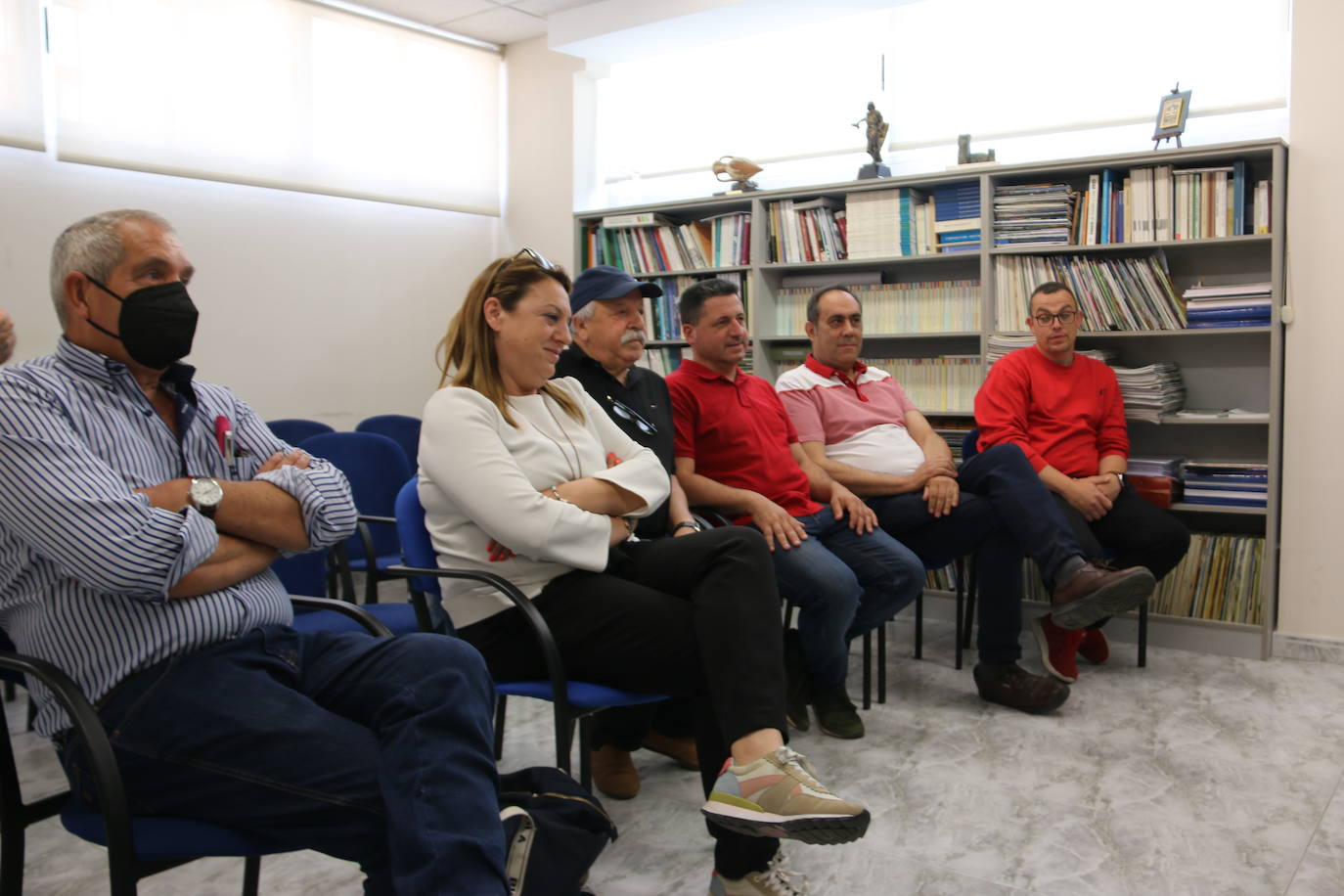 Matías Llorente, este lunes, durante su reunión con representantes de Ugal. La representación del sindicato agrario ha respaldado al vicepresidente de la Diputación Provincial en todos sus término.