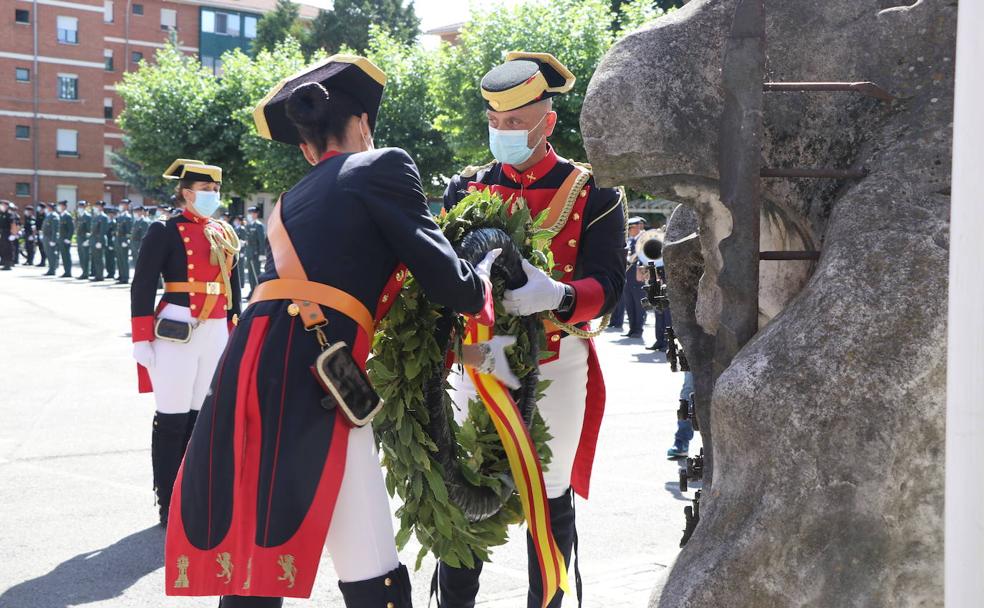 Acto de homenaje a los caídos durante el aniversario de la fundación de la Guardia Civil que se ha realizado en León.