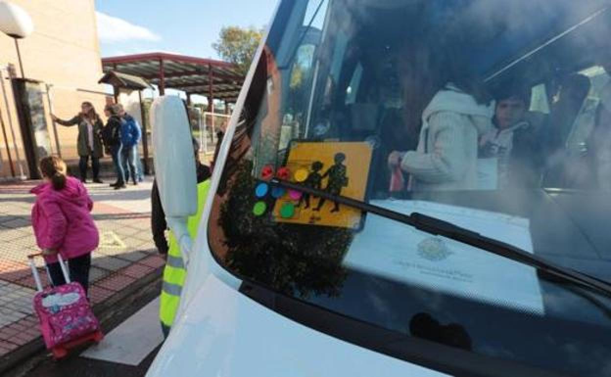 Imagen de archivo de un autobús de transporte escolar en la provincia de León.