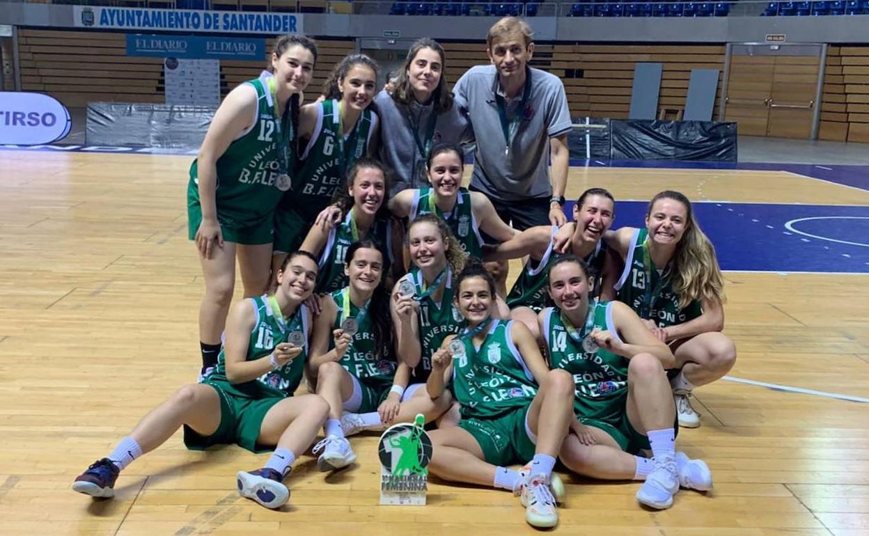 Las jugadoras leonesas celebran su exitosa temporada con un subcampeonato.