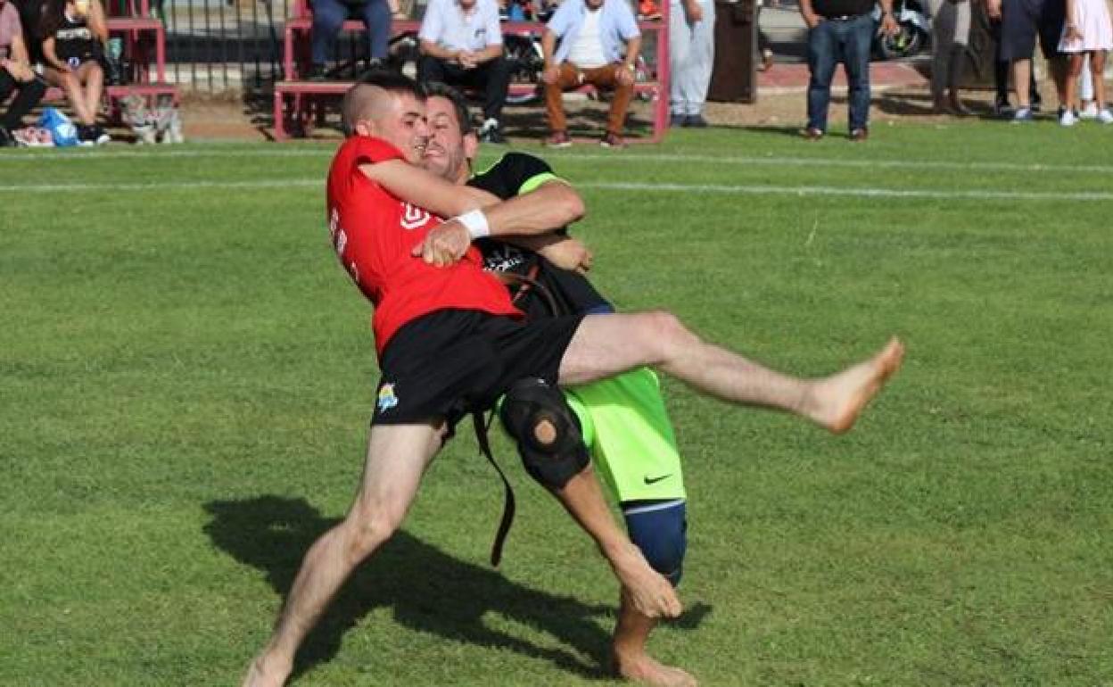 La lucha leonesa dirime su campeón por equipos en las próximas semanas.