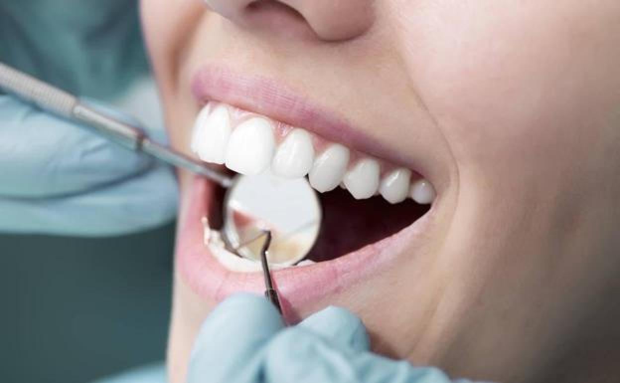 Más de una veintena de clínicas hacen revisiones bucodentales gratuitas a las personas con diabetes para prevenir riesgos asociados