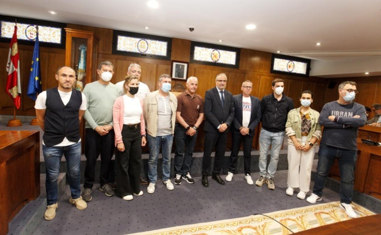 El alcalde y el concejal de Personal junto a los representantes sindicales del Ayuntamiento, en la firma del acuerdo de la Relación de Puestos de Trabajo.