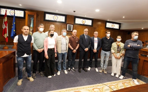 El alcalde y el concejal de Personal junto a los representantes sindicales del Ayuntamiento, en la firma del acuerdo de la Relación de Puestos de Trabajo.