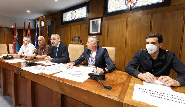 El alcalde y el concejal de Personal junto a los representantes sindicales del Ayuntamiento, en la firma del acuerdo de la Relación de Puestos de Trabajo.