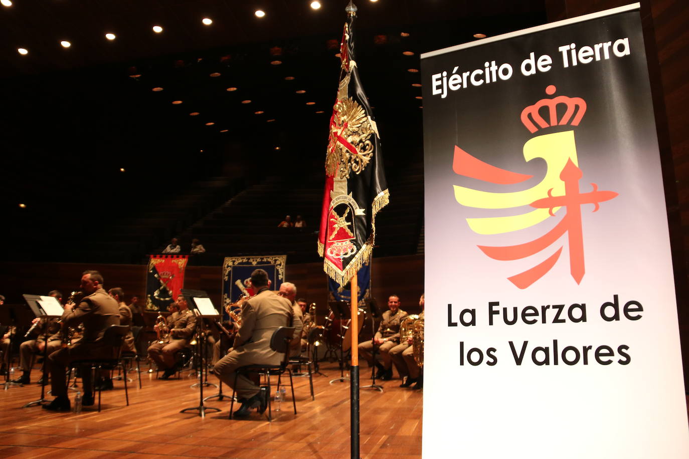 Los instrumentos con los que combaten las Fuerzas Armadas. La Unidad de Música del Cuartel General de la División «San Marcial» abre las celebraciones del Día de las Fuerzas Armadas con un concierto en el Auditorio de León. 