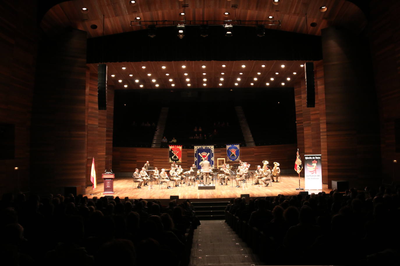 Los instrumentos con los que combaten las Fuerzas Armadas. La Unidad de Música del Cuartel General de la División «San Marcial» abre las celebraciones del Día de las Fuerzas Armadas con un concierto en el Auditorio de León. 