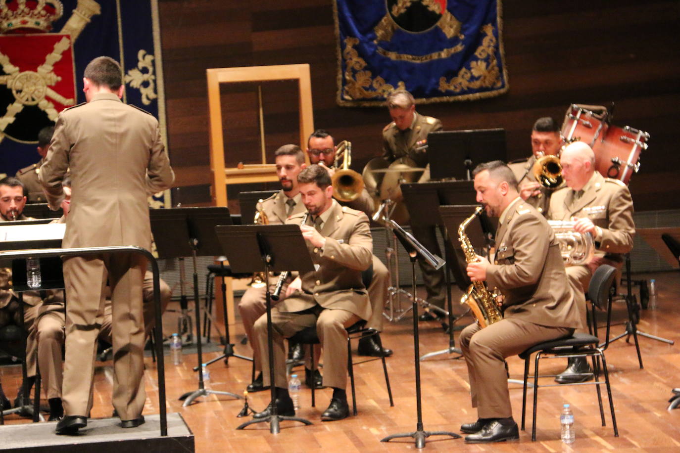 Los instrumentos con los que combaten las Fuerzas Armadas. La Unidad de Música del Cuartel General de la División «San Marcial» abre las celebraciones del Día de las Fuerzas Armadas con un concierto en el Auditorio de León. 