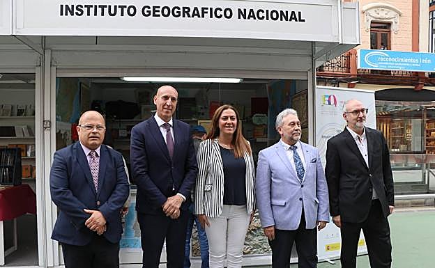 Galería. Visita al stand del Instituto Geográfico Nacional.